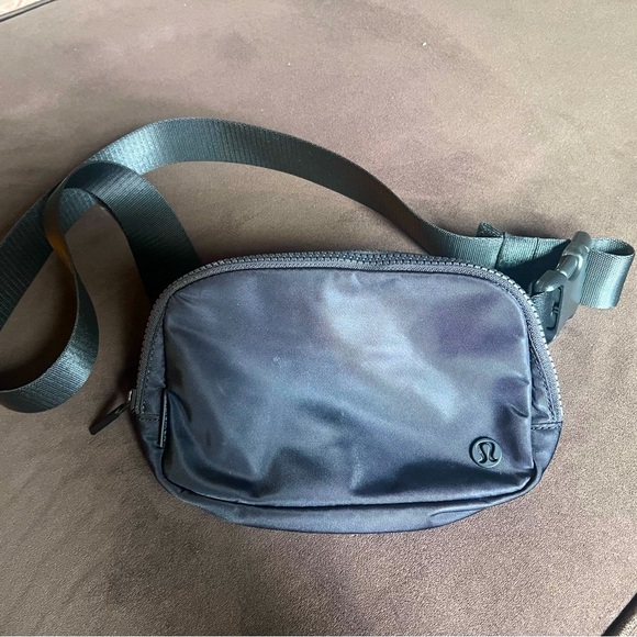 lululemon athletica Charcoal Belt Bag - Picture 1 of 4